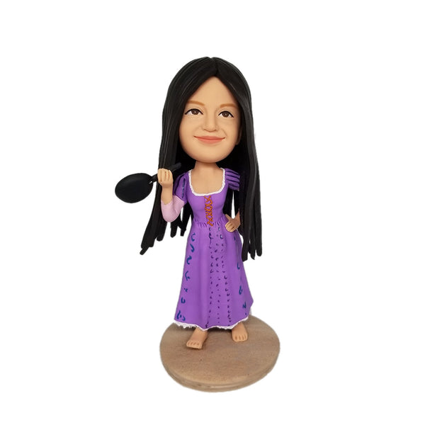 Fille en robe de princesse violette tenant une poêle à frire Bobblehead personnalisé